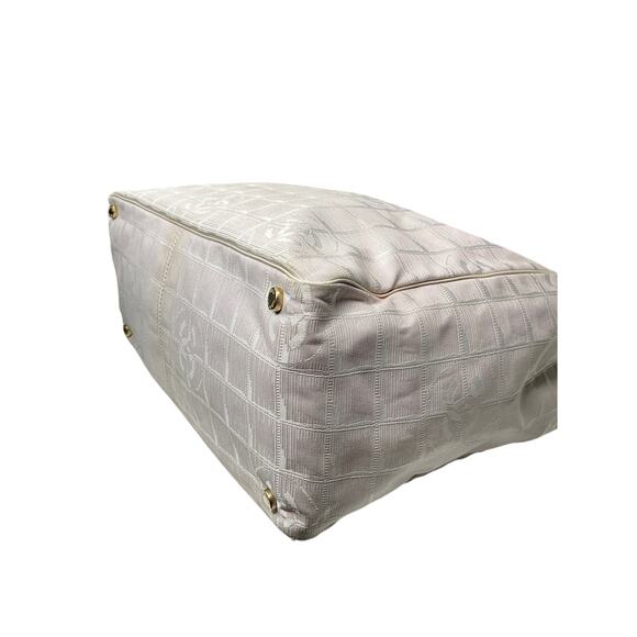 682. CHANEL Tote Bag - Perfect for Everyday Use! - Picture 7 of 9